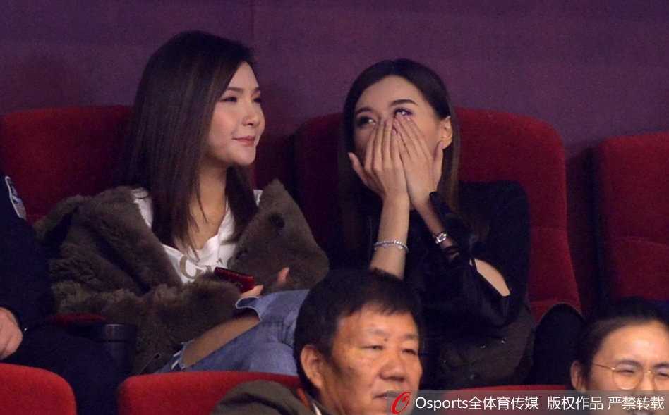 睢冉爱妻携丁彦雨航女友看台亮相,京鲁大战场外风景线温情上演 比赛进入胶着时刻,睢冉妻子紧握双手置于胸前,眼神紧张地盯着球场,仿佛在用无声的祈祷为睢冉的兄弟们传递力量。