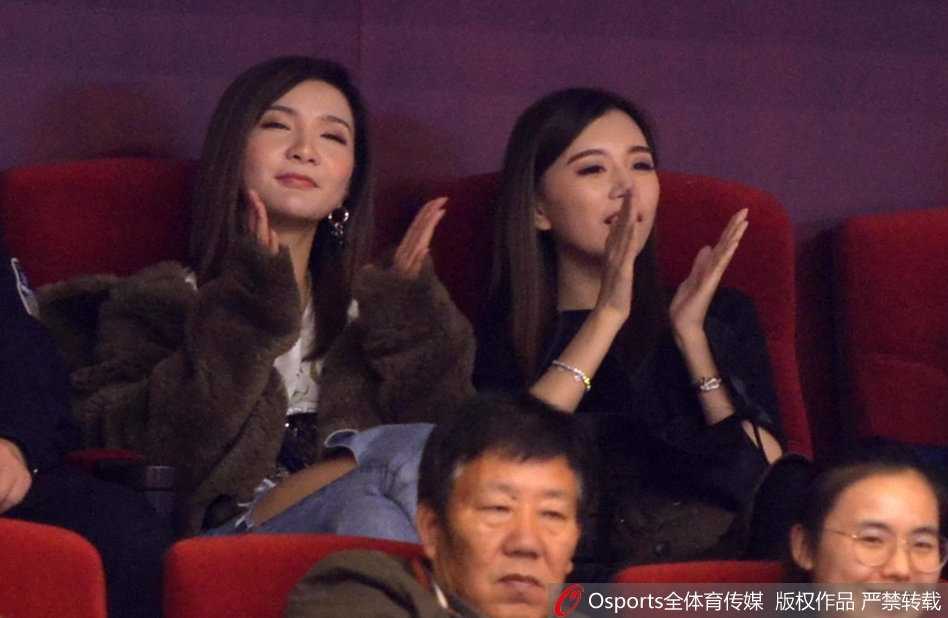 睢冉爱妻携丁彦雨航女友看台亮相,京鲁大战场外风景线温情上演 看台之上,睢冉的妻子眉眼含笑,温婉大方;丁彦雨航的女友李莎莎则略显青涩,两人低声交谈,分享着观赛的紧张与喜悦,宛如一对姐妹花。