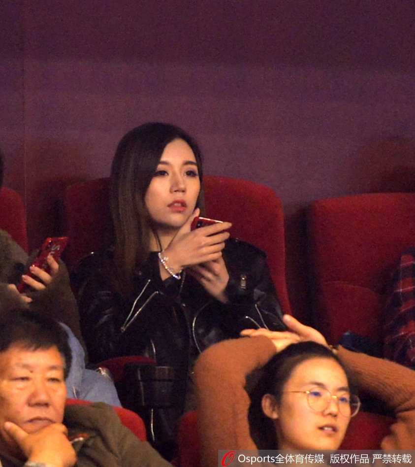 睢冉爱妻携丁彦雨航女友看台亮相,京鲁大战场外风景线温情上演 睢冉的妻子手持助威棒,露出灿烂笑容,她的到来仿佛代表着因伤缺阵的丈夫,以一种特别的方式与球队同在。