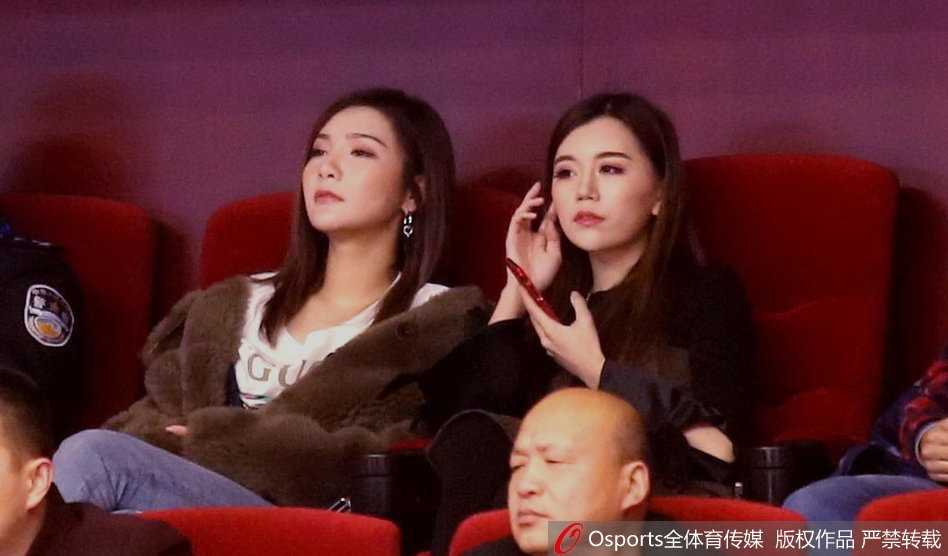 睢冉爱妻携丁彦雨航女友看台亮相,京鲁大战场外风景线温情上演 睢冉的妻子与丁彦雨航的女友李莎莎并肩坐在看台上,两人神情专注地望着赛场方向,眼神中流露出对亲人征战赛场的无限牵挂与骄傲。
