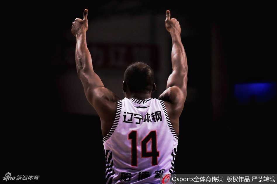 瞬息永恒|赛季卡位战的激情与呐喊 弗雷戴特在失去重心的一刹那,依然柔和地拨出皮球,眼神中写满了对胜利的渴望与不甘,这是他留给这个赛季的倔强剪影。