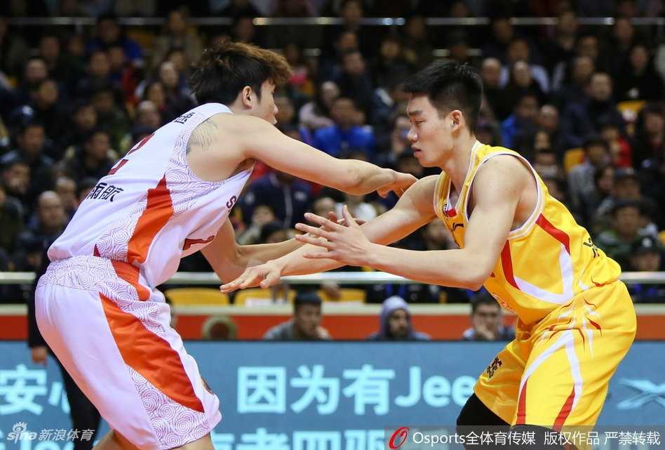 瞬息永恒|赛季卡位战的激情与呐喊 广厦队胡金秋在天津队内线群中高高跃起,用指尖轻轻一点,将皮球补进篮筐,动作轻盈如蜻蜓点水,却又致命一击。