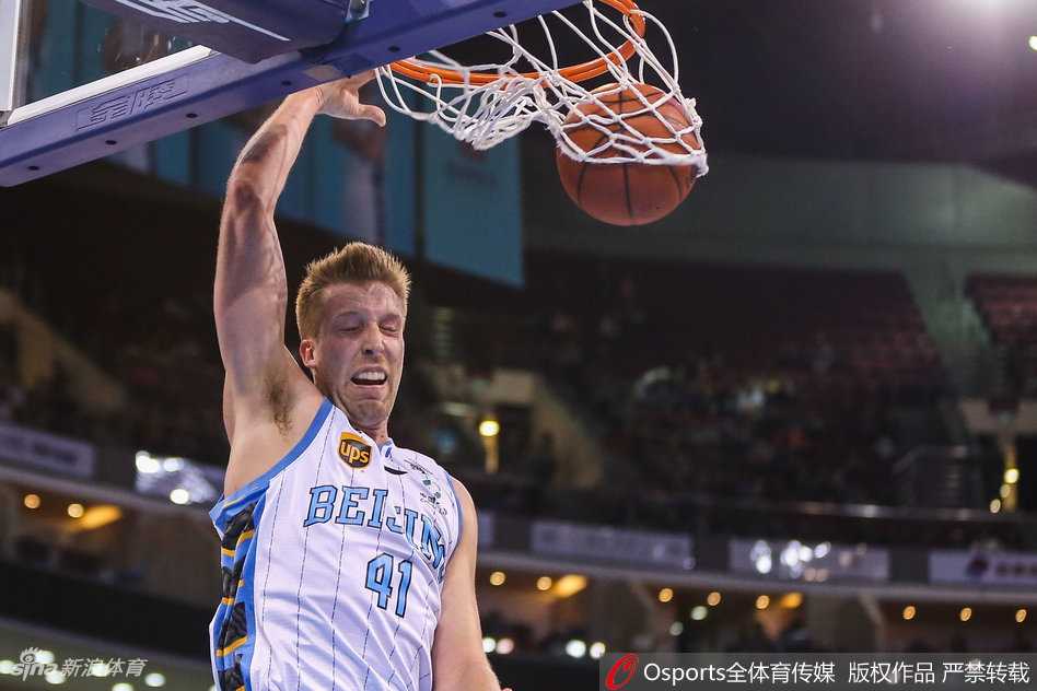 瞬息永恒|赛季卡位战的激情与呐喊 浙江队威姆斯面对三人包夹强行上篮,身体在空中完全舒展,如同拉满的弓弦,充满了悲壮的个人英雄主义色彩。