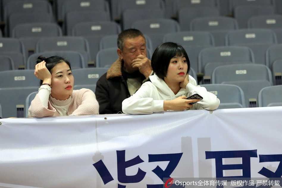 硝烟中的温柔力量:CBA赛场上的美女球迷图鉴 阳光穿过球馆穹顶,洒在一张精致的侧脸上。这位美女球迷正全神贯注地盯着赛场,连被摄像机悄悄捕捉都浑然不觉,纯净的气质与激烈的比赛形成绝美反差。