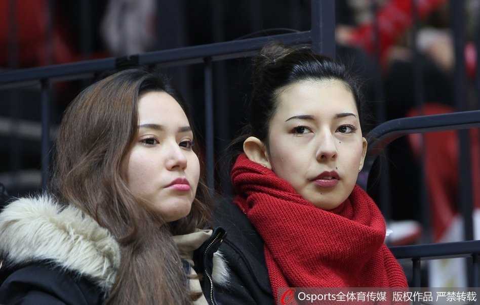 硝烟中的温柔力量:CBA赛场上的美女球迷图鉴 低头的瞬间,一缕发丝轻轻垂落。这位女生安静地坐在观众席上,面容精致得像从画报中走出,却用最专注的姿态告诉世界:美女也懂篮球。