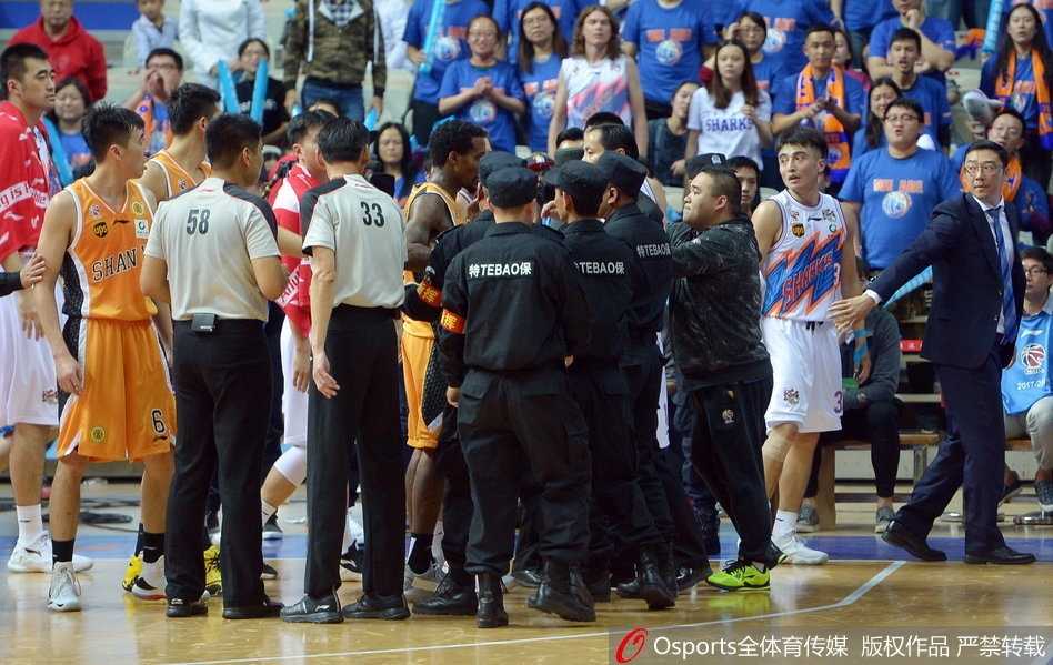 冲突爆发瞬间，斯科拉愤怒地指向卢伟，卢伟也毫不示弱地迎上前去，双方球员和裁判急忙冲过来试图将两人分开。