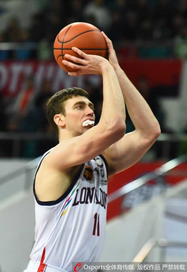 队医在场边紧急为汉斯布鲁处理伤口，他用手指按压着冒血的嘴角，汗水混杂着血迹布满手臂。