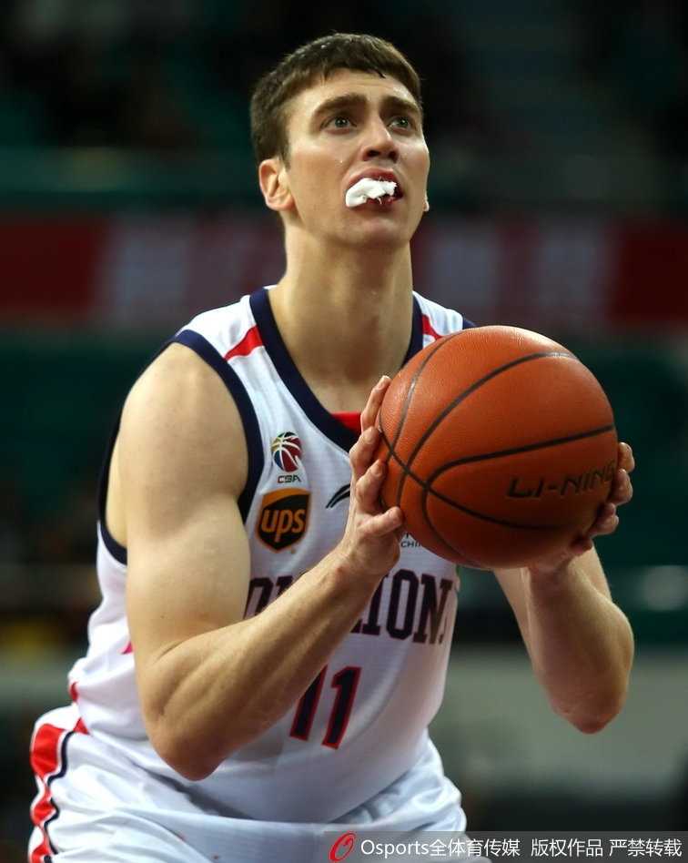 赛后，嘴角还残留着血渍的汉斯布鲁与队友撞胸庆祝胜利，笑容在血迹的映衬下显得格外豪迈。