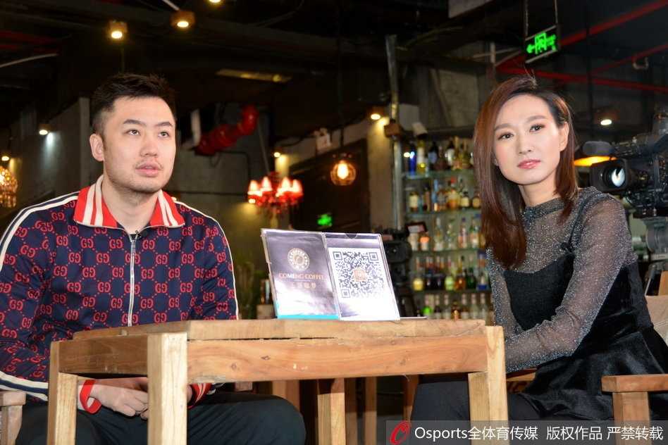 睢冉与美女主持菲菲合影留念，他微微侧身显得十分绅士，硬朗的面部轮廓在微笑时变得柔和起来，展现出铁血男儿私下里风趣幽默的一面。