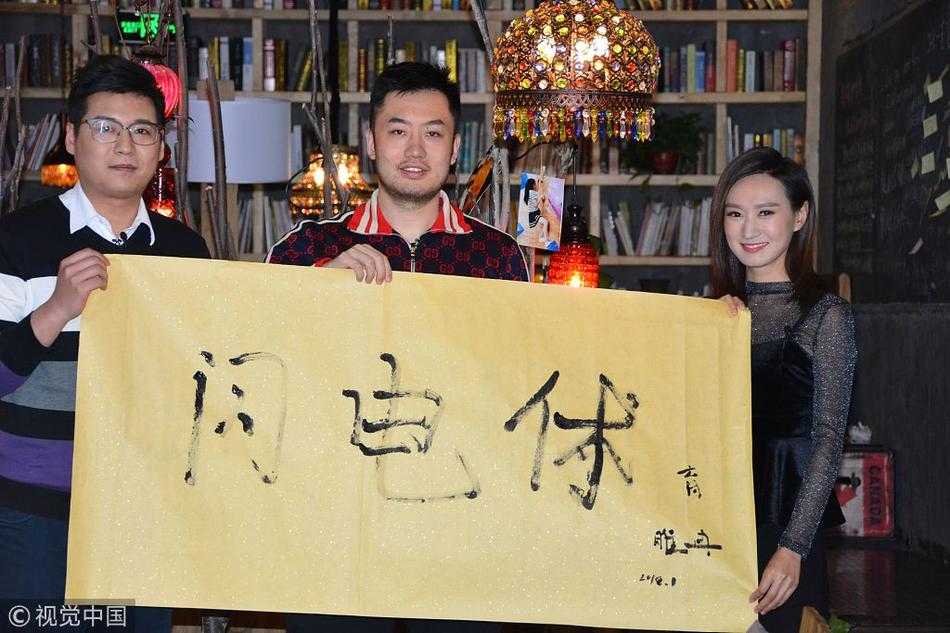 硬汉睢冉做客闪电体育,畅谈鲁篮岁月里那些不能说的秘密 谈到受伤期间的煎熬,睢冉的神情变得凝重,他下意识地摸了摸自己受伤的脚踝,嘴角微微下垂,眼神中流露出一丝不易察觉的落寞与倔强。