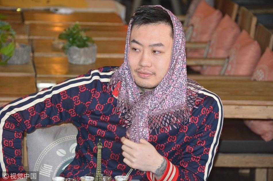 硬汉睢冉做客闪电体育,畅谈鲁篮岁月里那些不能说的秘密 在明亮的演播室里,睢冉聊到动情处身体微微前倾,双手比划着战术手势,表情专注而严肃,仿佛正在给队友布置防守任务,展现出队长特有的担当。