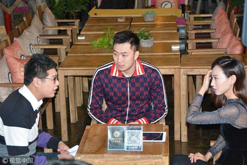 硬汉睢冉做客闪电体育,畅谈鲁篮岁月里那些不能说的秘密 睢冉面带微笑步入演播厅,他那标志性的大胡子修剪得十分整齐,眼神中褪去了赛场上的杀气,多了几分邻家大哥的温和,与主持人轻松地打着招呼。