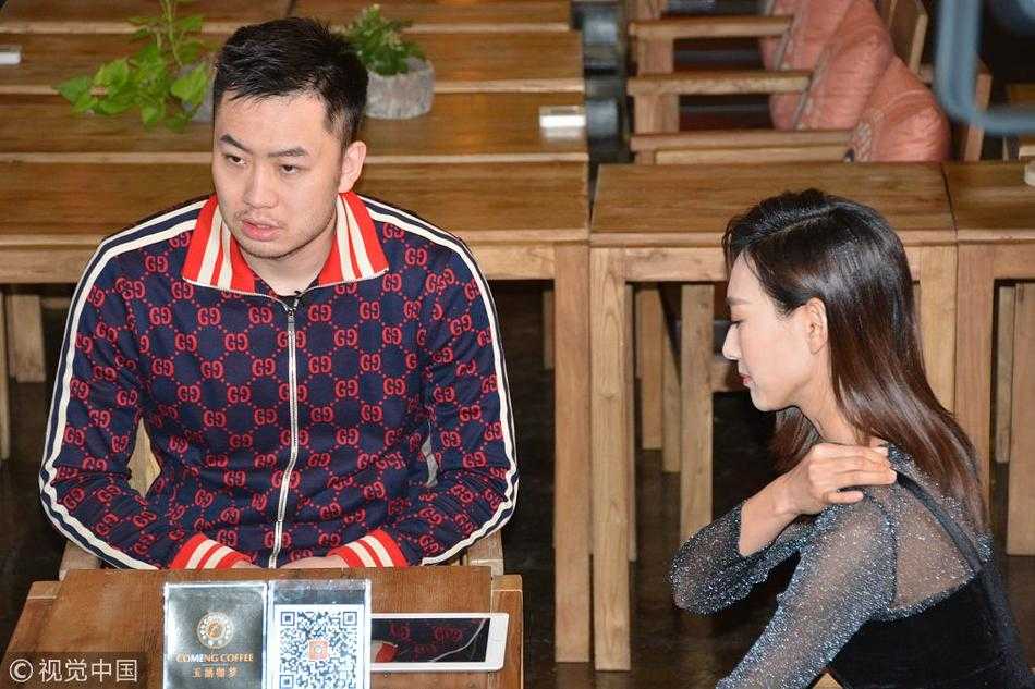 硬汉睢冉做客闪电体育,畅谈鲁篮岁月里那些不能说的秘密 当主持人问及对未来比赛的期待时,睢冉紧握双拳,眼神坚定地望向远方,嘴角上扬露出标志性的自信笑容,那一抹浓密的胡须在灯光下显得格外醒目。