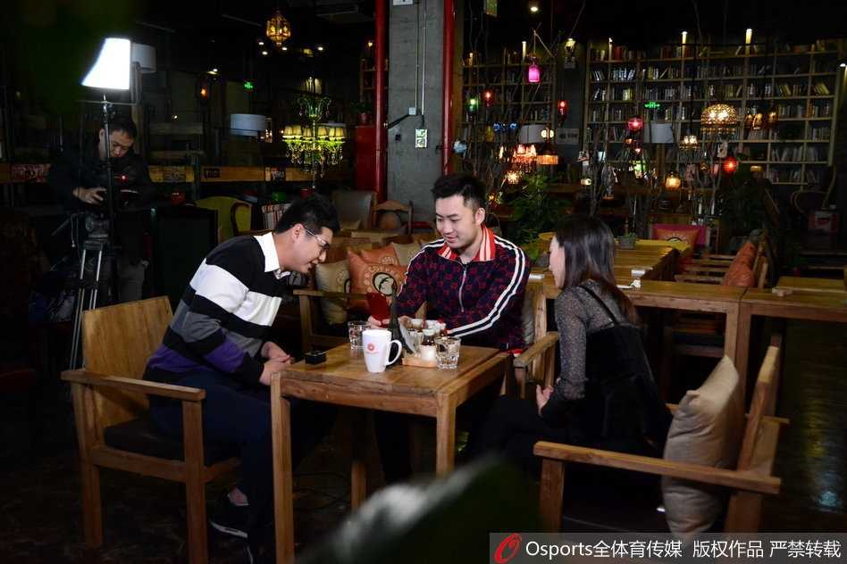 硬汉睢冉做客闪电体育,畅谈鲁篮岁月里那些不能说的秘密 节目录制结束后,睢冉与帅气的主持人蒲泽并肩而立,两人对着镜头比出大拇指,笑容灿烂,仿佛在预示着山东男篮即将迎来的胜利曙光。