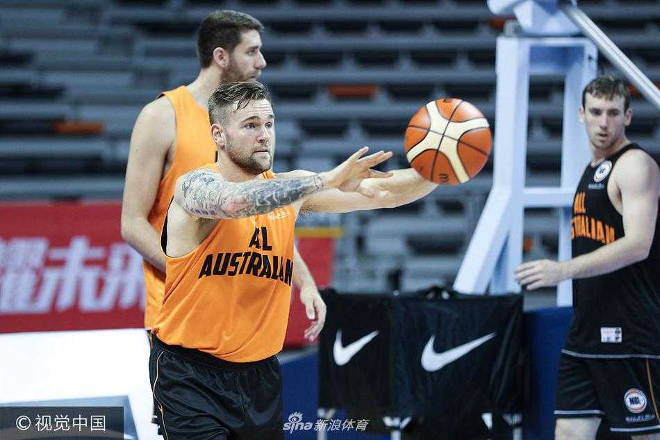 训练馆内，澳大利亚球员眼神坚毅，正演练着针对性的联防战术，气氛严肃。