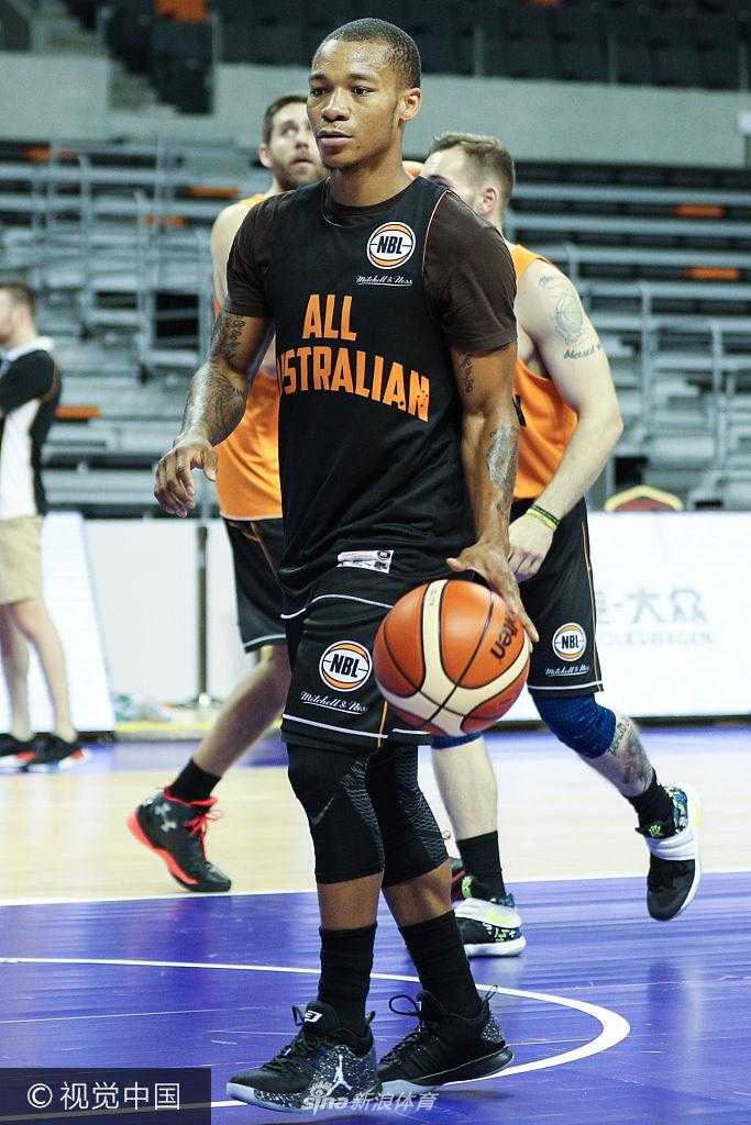 拉伸放松时刻，澳洲球员表情轻松，团队氛围在紧张的备战中显得尤为珍贵。