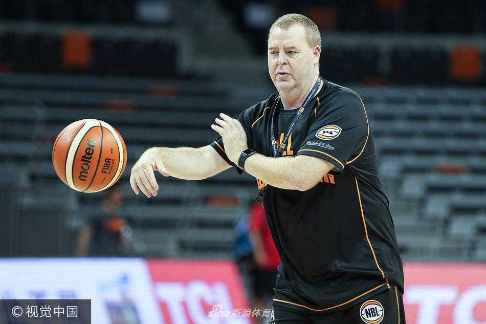 训练结束，澳大利亚球员击掌互相鼓励，团队凝聚力在无声中蔓延。