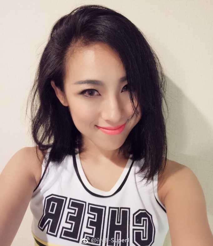 篮球宝贝眼神坚毅，小麦色肌肤在灯光下闪闪发光