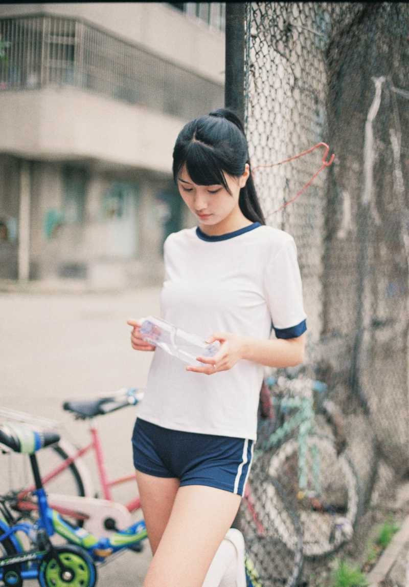 镜头拉近，她纯净的素颜经得起任何角度的考验，肌肤在阳光下泛着健康的光泽，宛若邻家女孩。