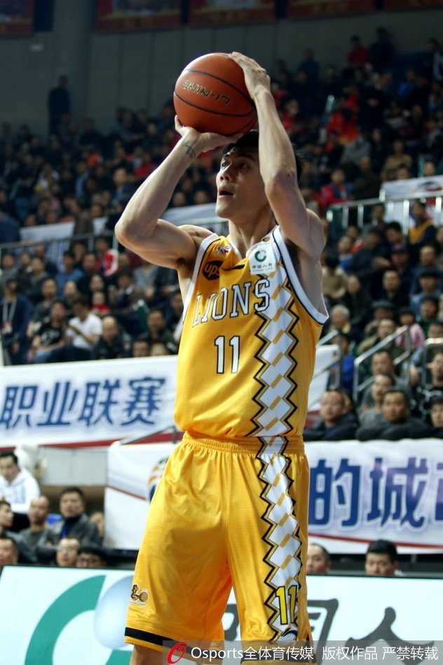 福建主场哑火,广厦多点开花豪取六连胜 林志杰老当益壮,面对防守悍将强行起杆上篮,打成二加一霸气外露