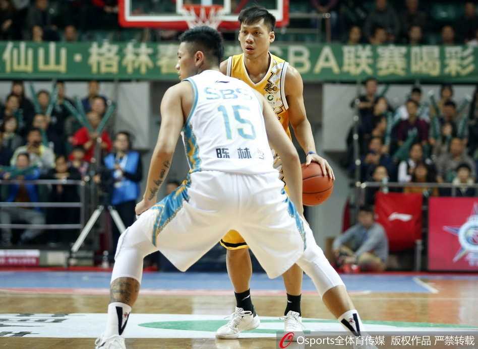 福建主场哑火,广厦多点开花豪取六连胜 苏若禹内线接球转身,如陀螺般晃开防守,轻松打板拿下两分