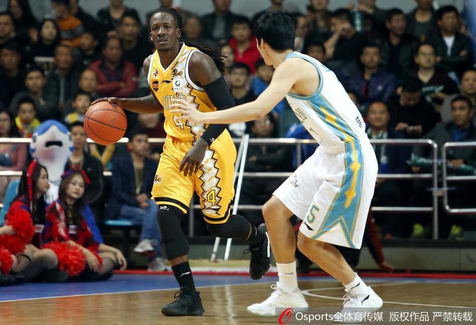 福建主场哑火,广厦多点开花豪取六连胜 广厦外援福特森如猎豹般撕破防线,腾空而起上演单手补篮压哨好戏