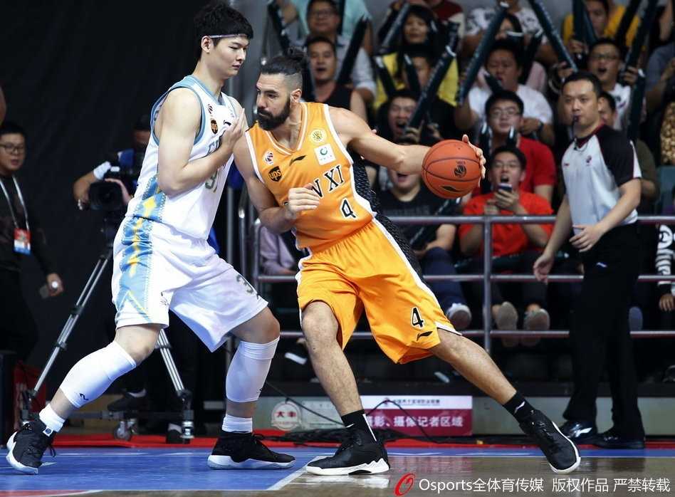 赵泰隆手起刀落，三分球应声入网，篮球在空中划出一道彩虹般的弧线，对手的封盖只能望球兴叹。