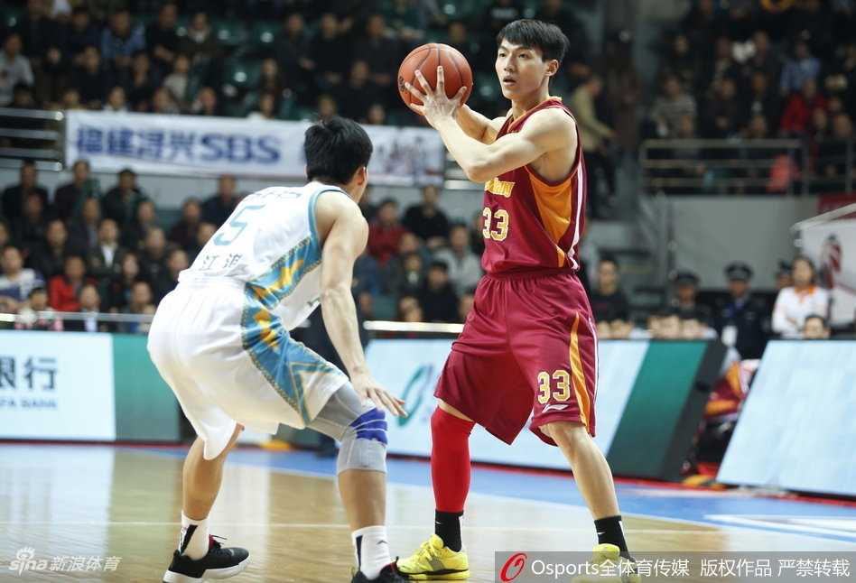 浙江队的获胜功臣斯托克斯迎着防守勾手投篮，手指柔和地将球拨出，篮球在空中划出一道美妙的弧线，直奔篮筐而去