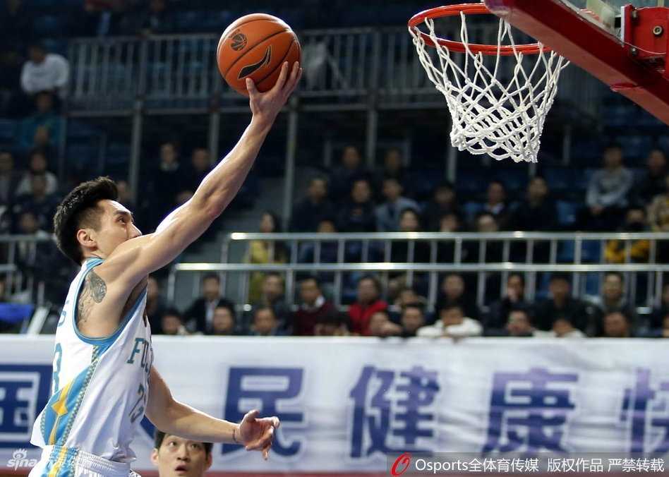 赵泰隆面对防守毫无惧色，稳稳出手三分，眼神中充满了必胜的坚定与自信。