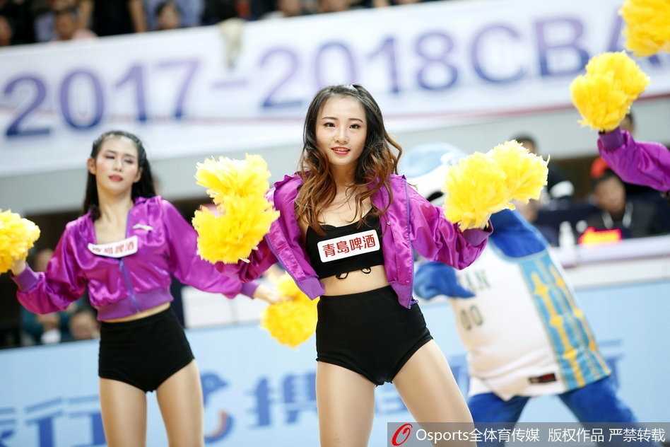 福建浔兴主场大胜山西汾酒 篮球宝贝热舞燃爆晋江 随着比赛的节奏进入高潮,篮球宝贝们变换了以红色为主调的表演服装,她们围成半圆,向看台上的球迷挥手互动。在她们身后,是座无虚席的看台和挥舞着充气棒的观众,整个体育馆汇聚成一片欢乐的海洋。