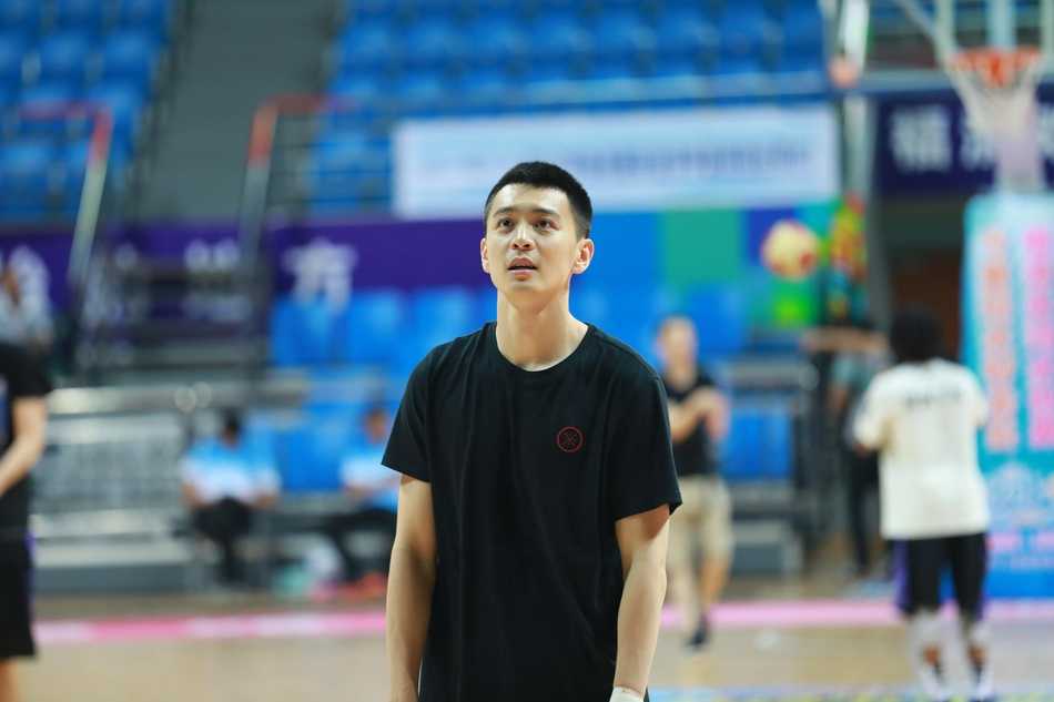 福建队夺冠瞬间，全体球员在场地中央围成一圈忘情庆祝属于他们的荣耀时刻