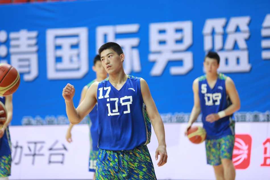 俄罗斯诺沃斯比尔斯克队球员在福清赛场上演惊天逆转后，握拳怒吼宣泄激情