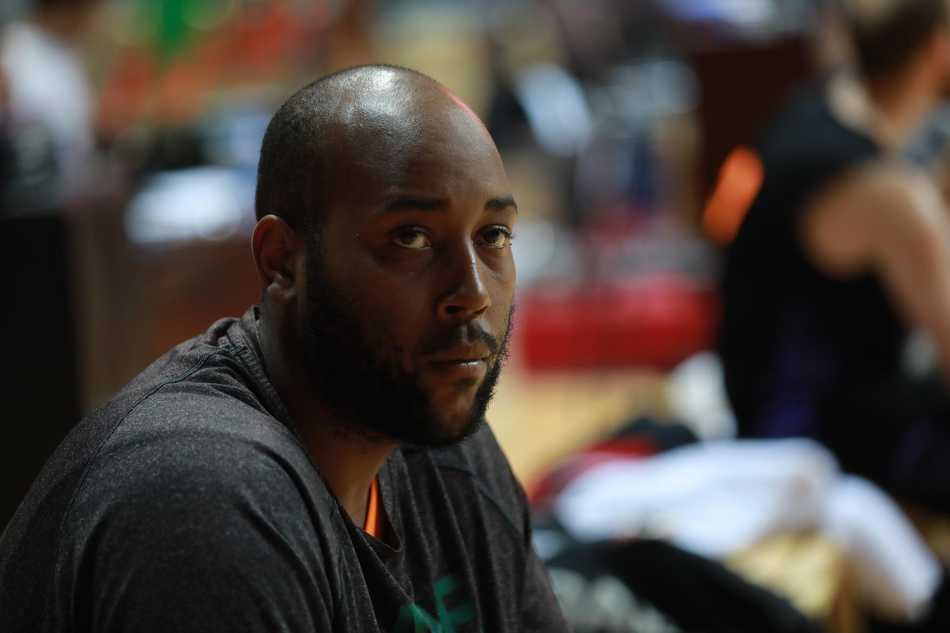 辽宁男篮后卫在对手严密包夹下艰难突破，脸上写满了对局势失控的焦急