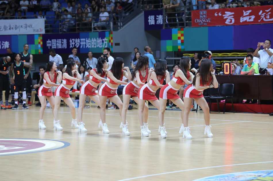 福清籍国手陈林坚在三分线外手起刀落，皮球划出完美弧线直钻网心，全场球迷为之沸腾