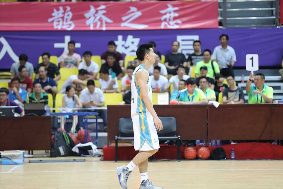 黄毅超在三分线外果断起跳，出手瞬间手腕轻轻一抖，篮球旋转着飞向篮筐，他的脸上写满了自信与坚决。