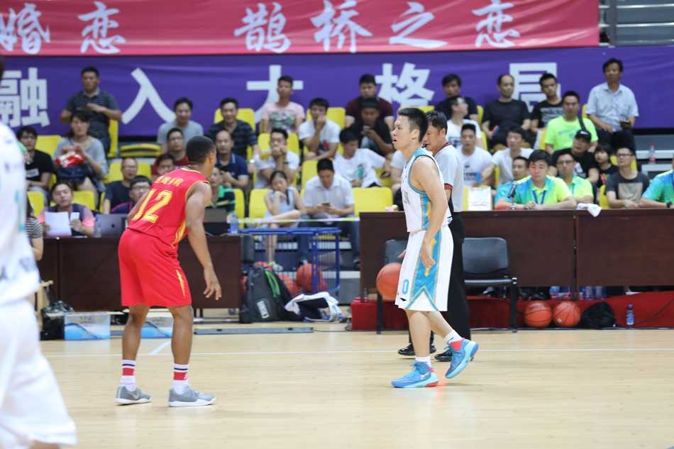 孙喆在对方内线群中高高跃起，如飞鹰扑食般将篮板球稳稳收入囊中，他的长臂在人群中显得格外醒目。