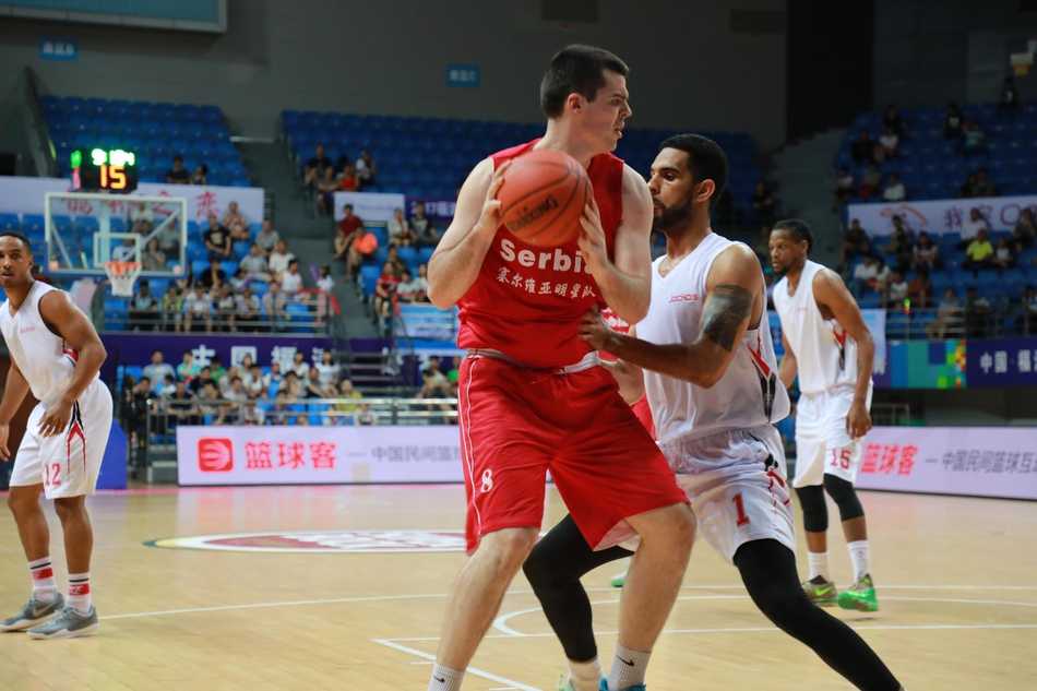 美国队约翰逊在最后时刻急停跳投，篮球划过一道完美的弧线空心入网，这一球为美国队奠定了胜局