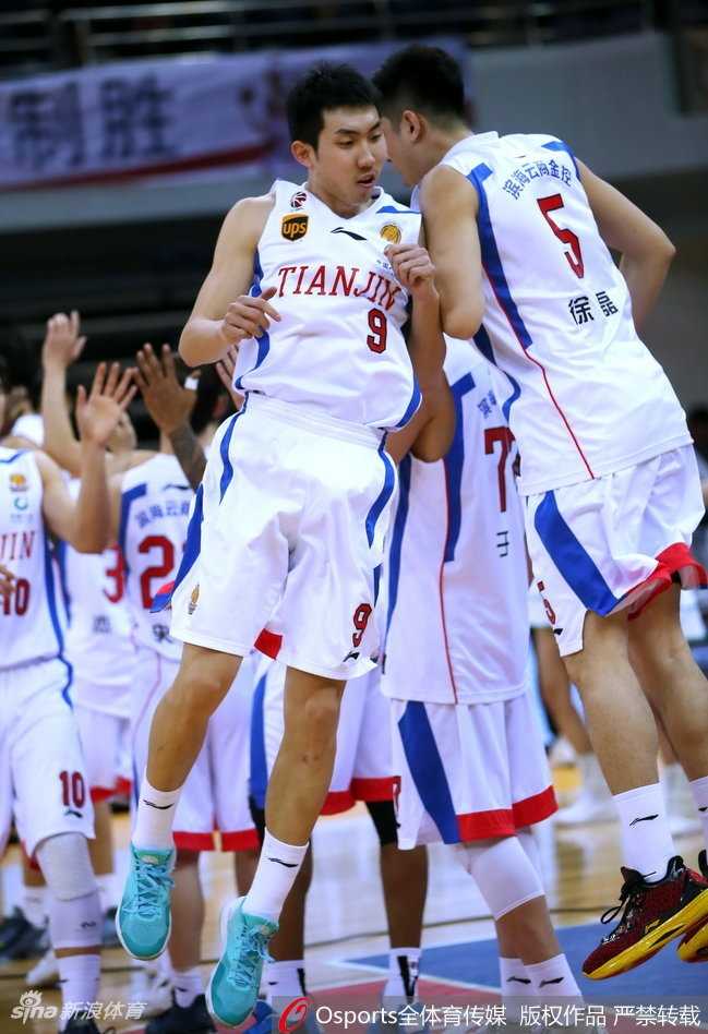 广厦核心福特森面对天津外援杰特的贴身紧逼，眼神凌厉，手腕轻轻一抖，皮球仿佛有了生命般穿透防守。