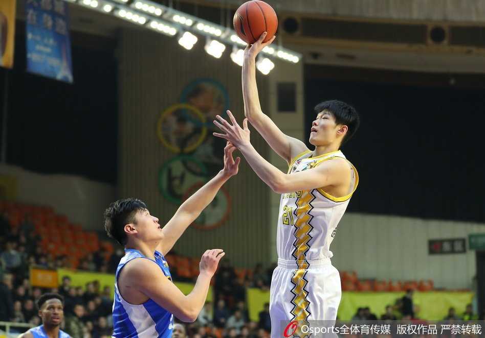 广厦队胡金秋在青岛内线长人林中高高跃起，稳稳命中标志性中投，动作舒展柔和。