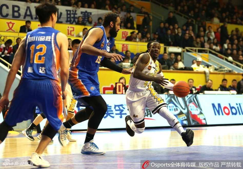 福特森率队狂飙,广厦主场酣畅复仇四川 广厦小外援福特森在四川队内线群中如精灵般穿梭,以一记漂亮的抛射撕裂防线,瞬间点燃主场激情