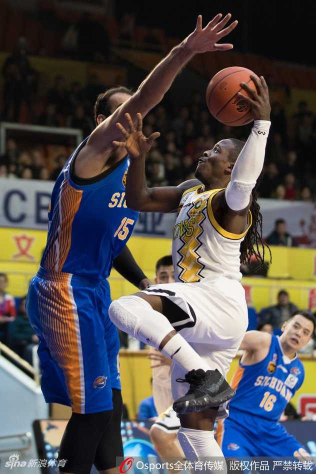 福特森率队狂飙,广厦主场酣畅复仇四川 广厦主帅李春江在场边激情指挥,眼神中透露出对胜利的渴望与运筹帷幄的自信,球队已显强队风范