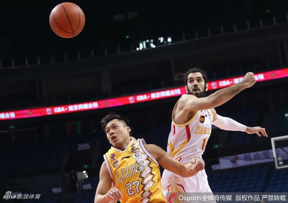 年轻的胡金秋在希克森的长臂干扰下，依然坚定地起跳，用一双大手稳稳摘下前场篮板，他的眼里只有篮筐和胜利。