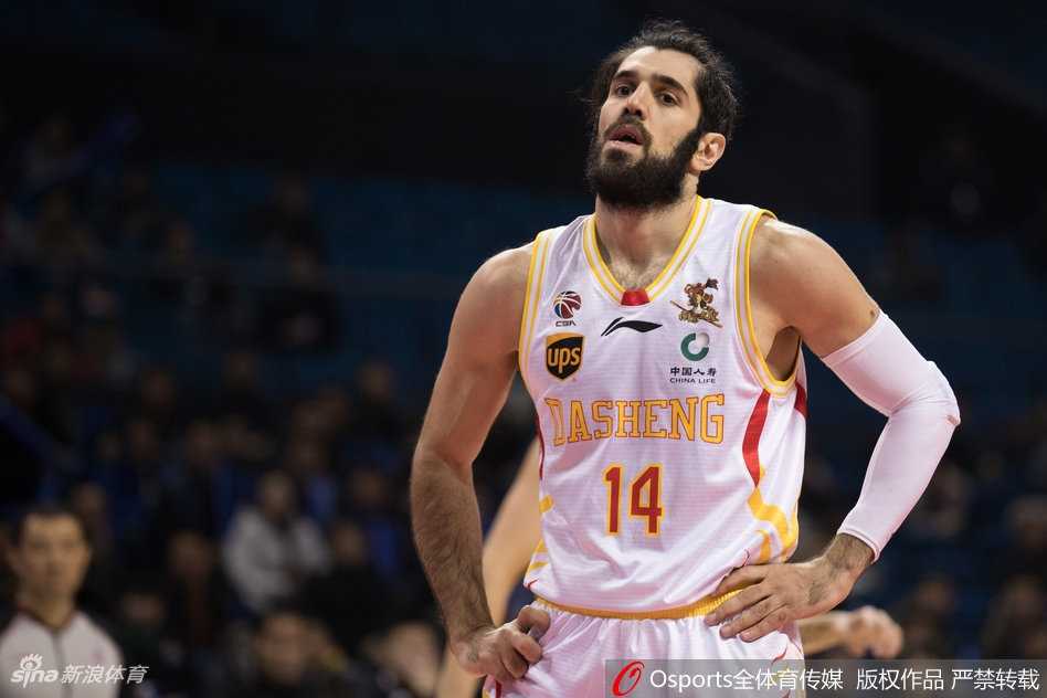 李京龙在外线觅得稍纵即逝的战机，三分线外果断出手，篮球在空中划出一道彩虹般的弧线，直穿网心。