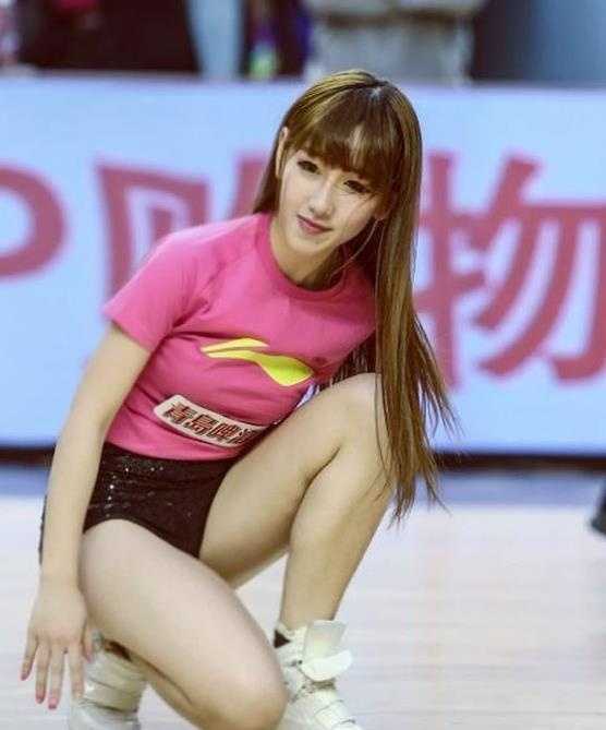 篮球宝贝眉眼含笑，温柔神态宛如志玲姐姐亲临赛场，为偶像科比加油
