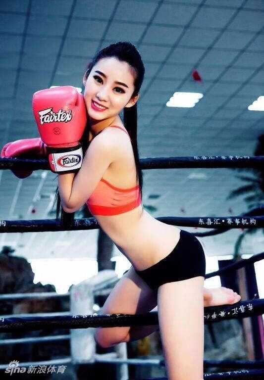 萌萌坐在篮球旁回眸凝视，窈窕背影与篮球相映，画面静谧而充满力量感