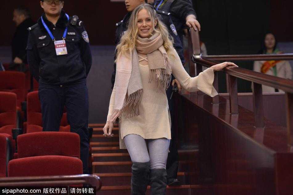 立陶宛高塔的铁血柔情:莫泰女友现场助阵,闪耀齐鲁体育馆 在济南夜晚的璀璨灯光下,莫泰尤纳斯那位金发及肩的美丽女友端坐于看台,嘴角挂着甜蜜的微笑,仿佛是将整座球馆的钢铁意志都融化成了绕指柔。