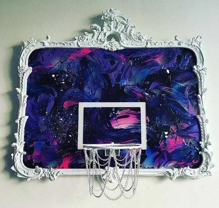 篮筐下挂着的不是普通的尼龙网，而是如同珠宝般闪耀的水晶流苏，在灯光下折射出璀璨光芒，将每一次进球都衬托得像加冕仪式。