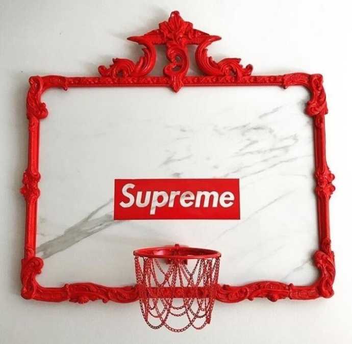 一块看似由旧木板拼凑而成的篮板，岁月在它身上留下了斑驳的痕迹，仿佛在诉说着无数个黄昏里篮球撞击的古老故事。