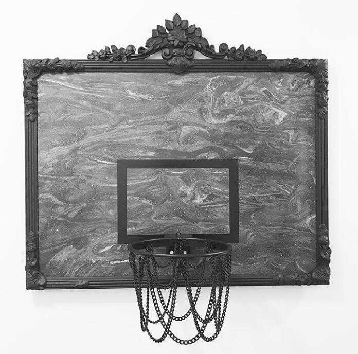 篮筐的固定处被精心装饰，仿佛镶上了一枚宝石戒指，细致的做工让这个原本粗犷的运动器材多了几分精致与高贵的气息。