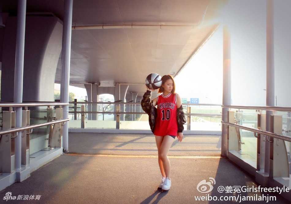 姜冕眼神专注地盯着指尖旋转的篮球，仿佛整个世界都静止在这一刻，粉色的篮球在她手中如同有了生命。